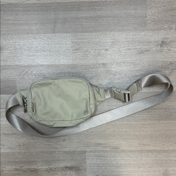 Lululemon Unisex Everywhere Belt Bag Large 2L in Raw Linen! - Picture 1 of 9